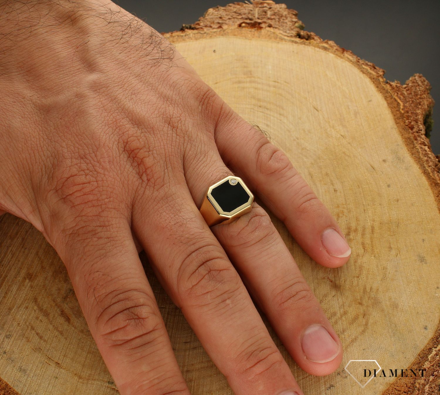 Złoty sygnet z kwadratowym onyksem i cyrkonią 585 SY 185D (2).jpg